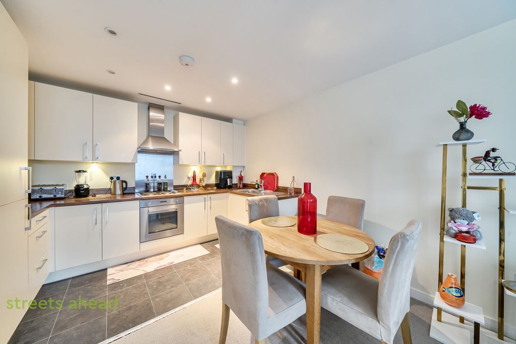 Property photo 2 of 18 0Ac971Ae-3421-455...