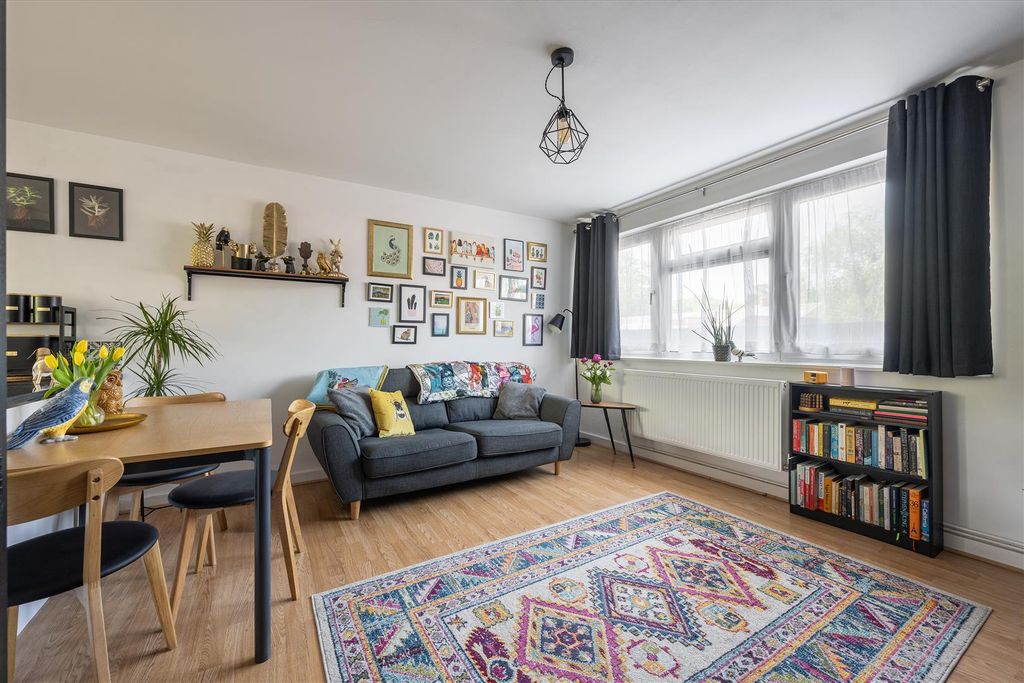 Property photo 3 of 15 High Road, E18