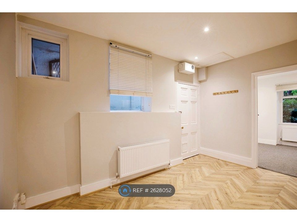 Property photo 3 of 9 Entrance Hall / Dining Area