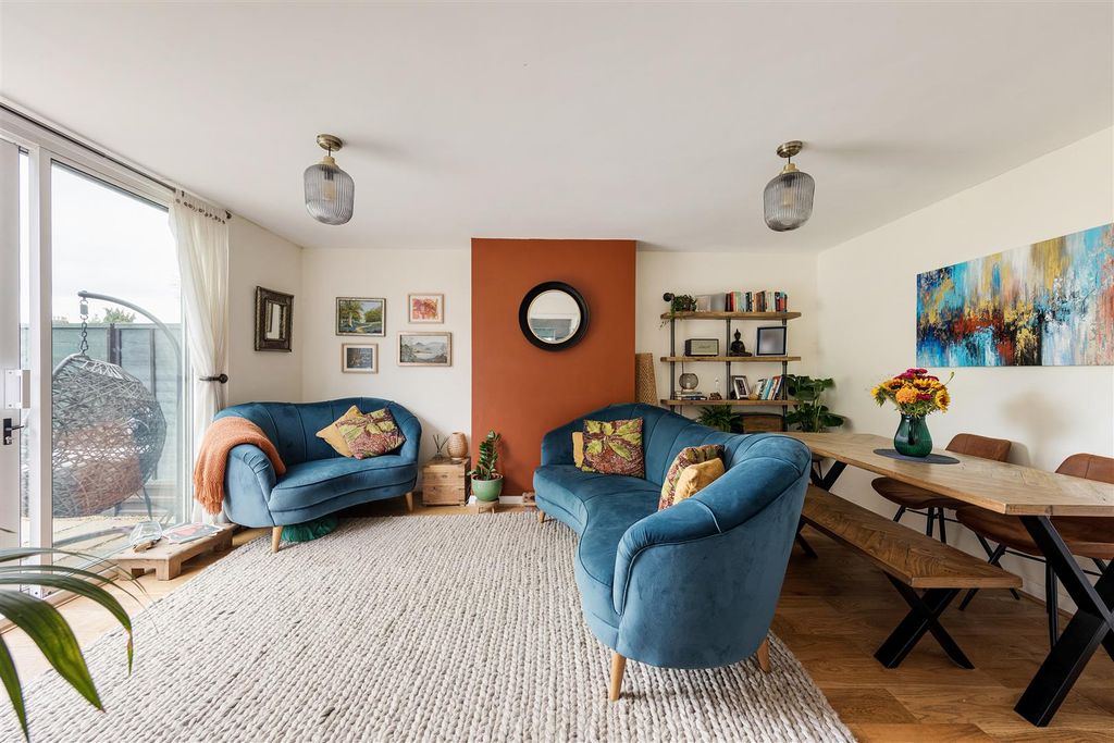 Property photo 2 of 20 Heathcote Grove E4
