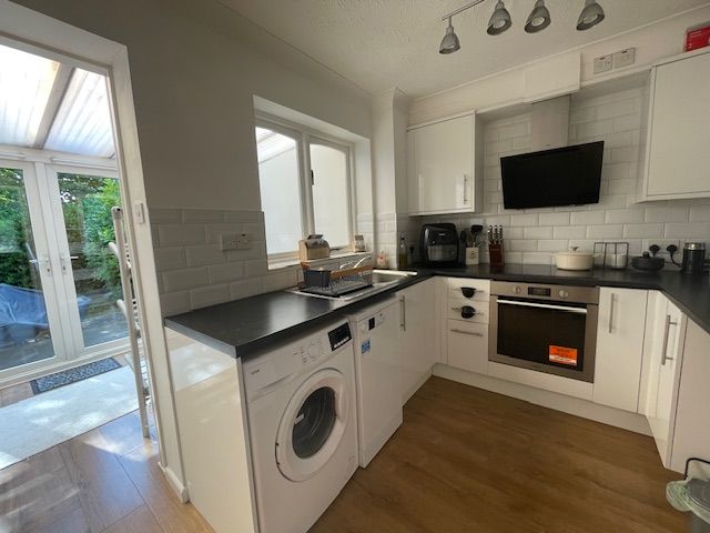 Property photo 3 of 7 Kitchen