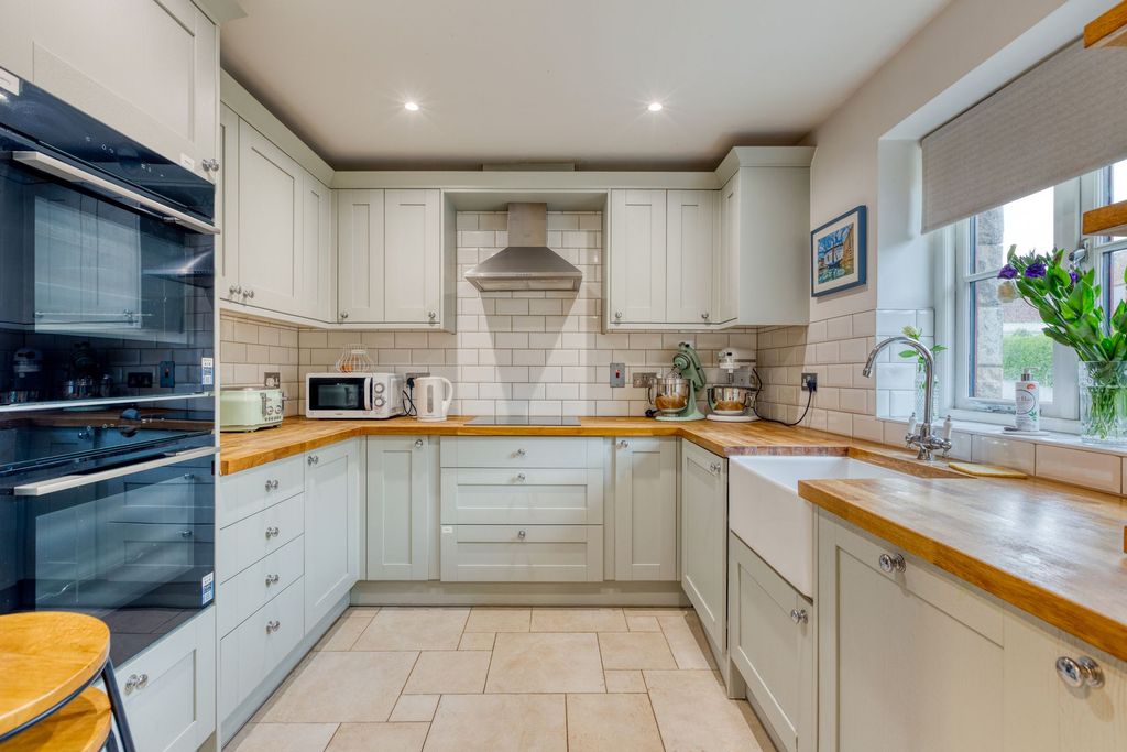 Property photo 2 of 28