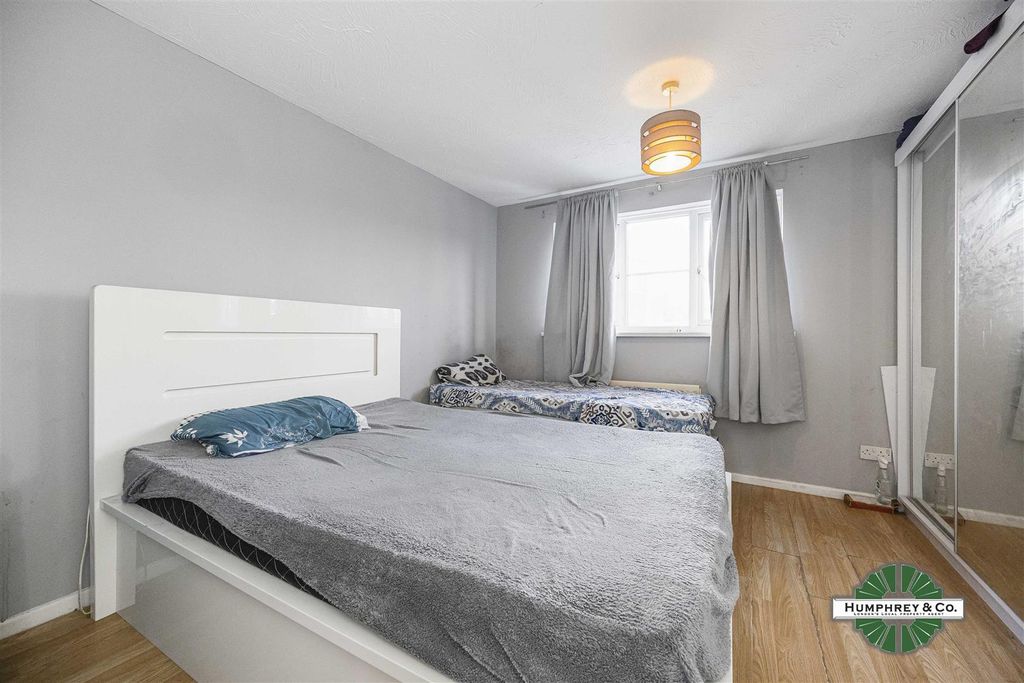 Property photo 2 of 10 29 Carriage Mews -004.Jpg