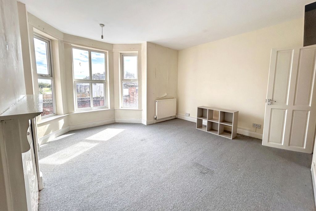 Property photo 2 of 11 6 Admiralty Road, Great Yarmouth, Norfolk, Nr30 3Dg