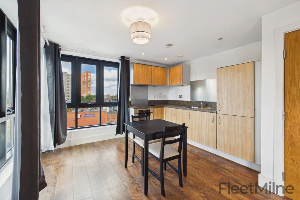 Property photo 3 of 14 Living Room/Kitchen