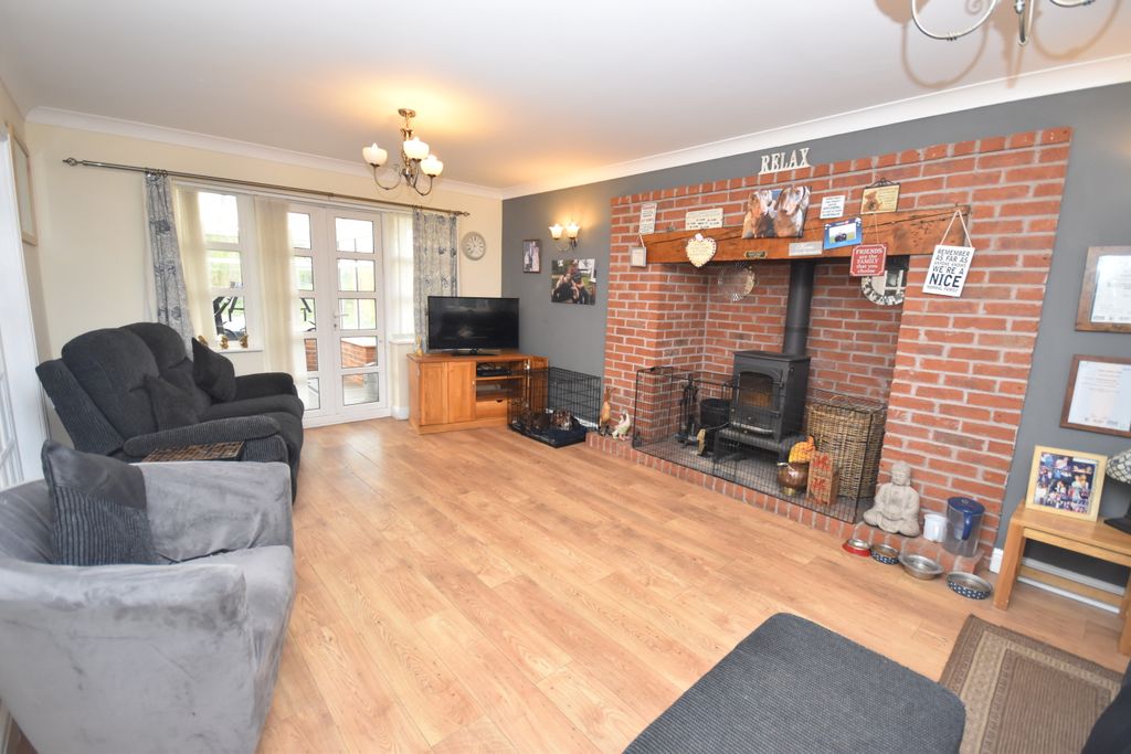 Property photo 3 of 14 Lounge