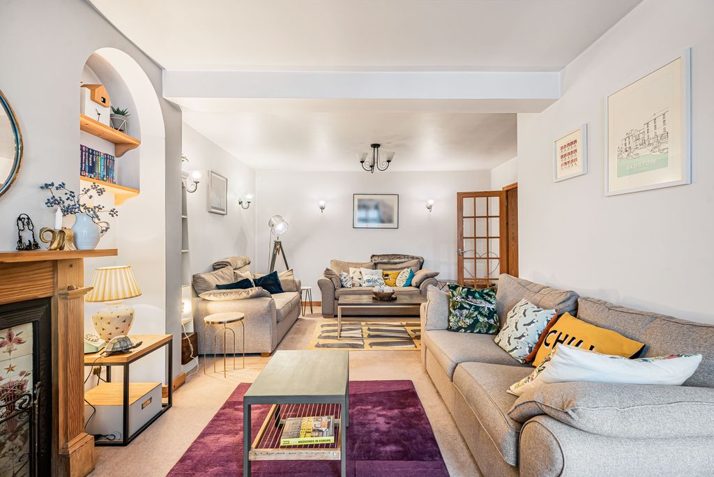 Property photo 2 of 22 Living Room