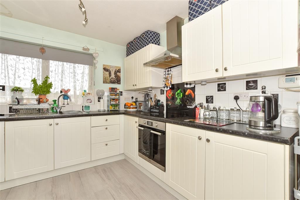 Property photo 3 of 7 Kitchen