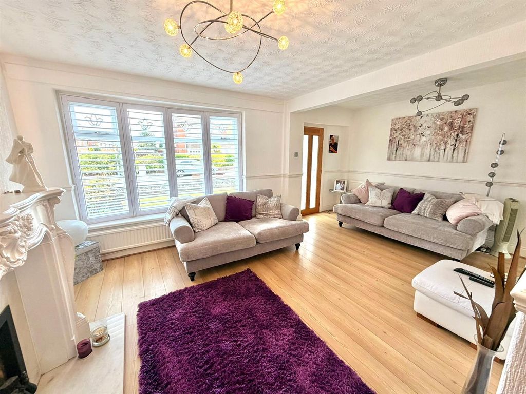 Property photo 3 of 17 Living Room