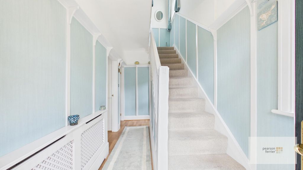 Property photo 2 of 18 Hallway