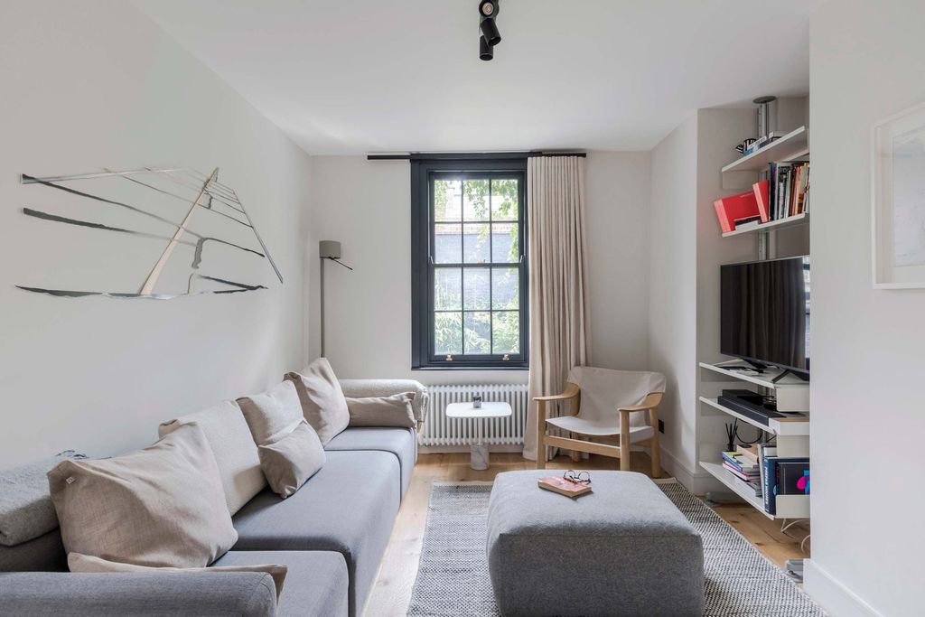 Property photo 1 of 17 Living Room