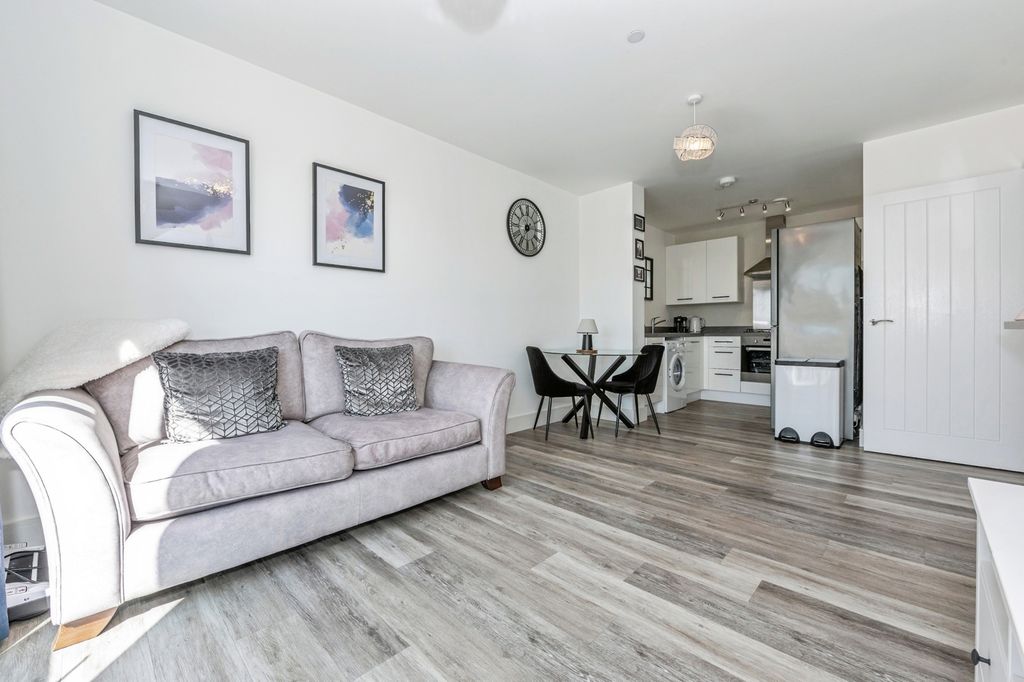 Property photo 2 of 16 Lounge