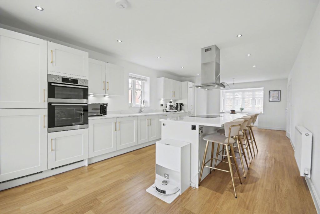 Property photo 3 of 32 Kitchen