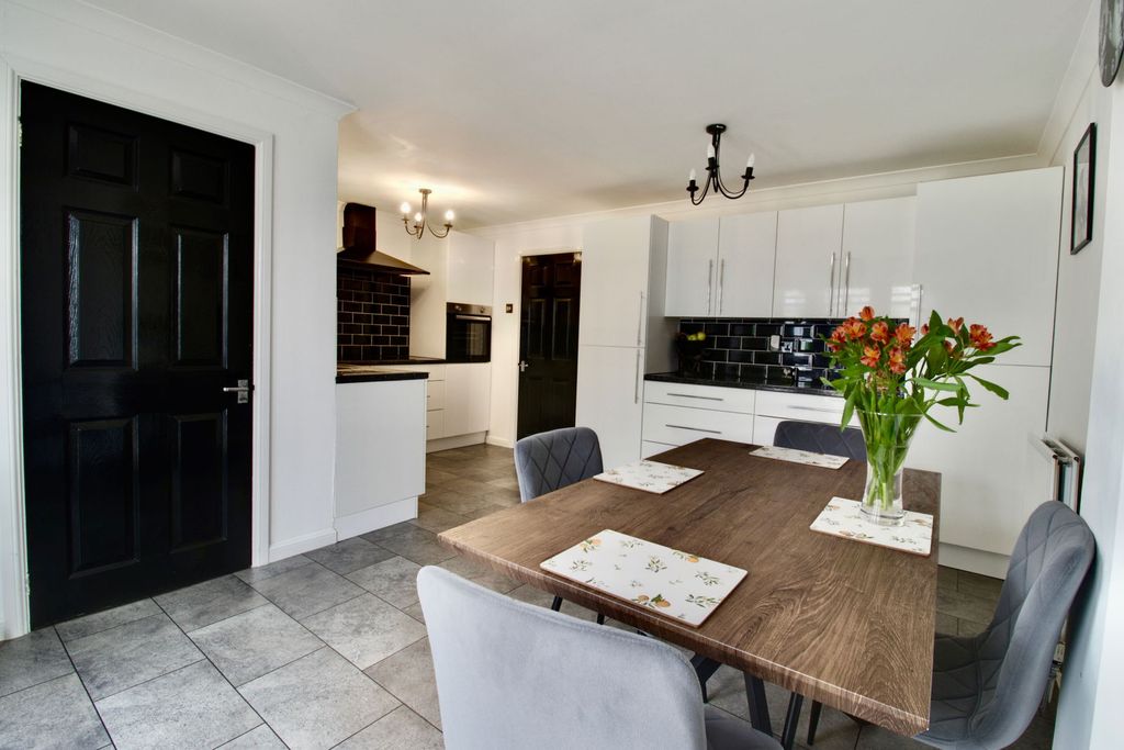 Property photo 3 of 33