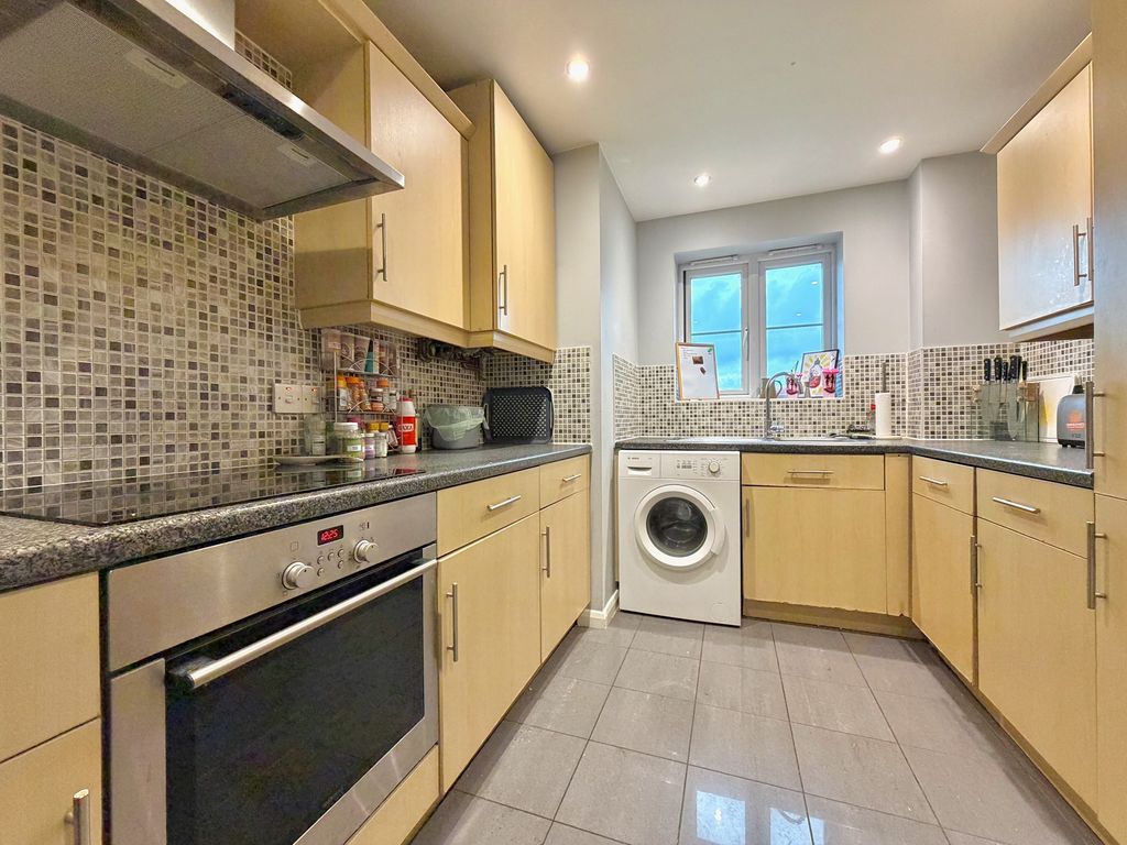 Property photo 3 of 11 Kitchen