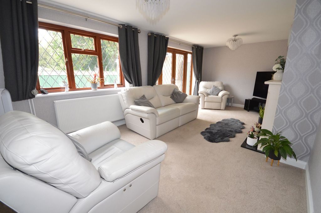 Property photo 3 of 16 Sitting Room