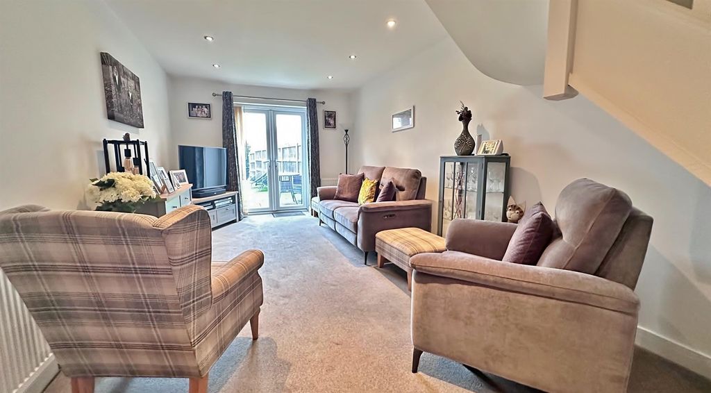 Property photo 3 of 14 Lounge