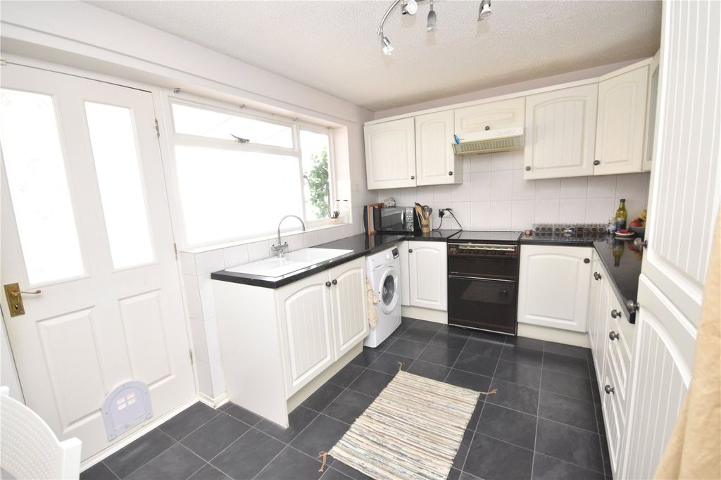 Property photo 3 of 17 Kitchen