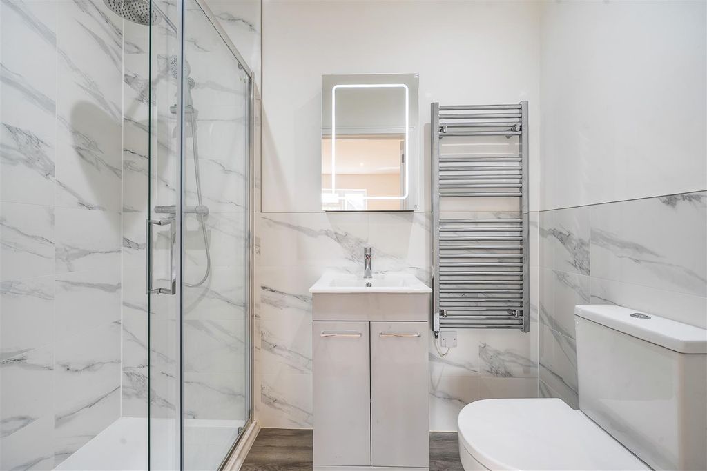 Property photo 3 of 9 Bathroom..Jpg