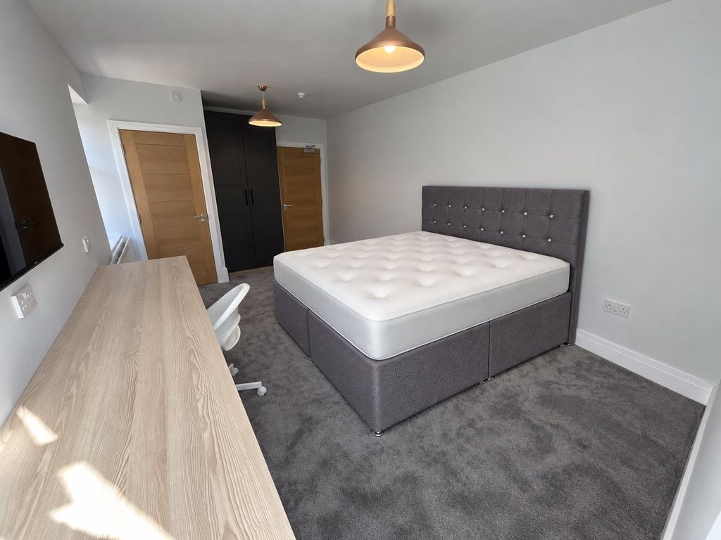 Property photo 1 of 6 Bedroom 5 Furnished