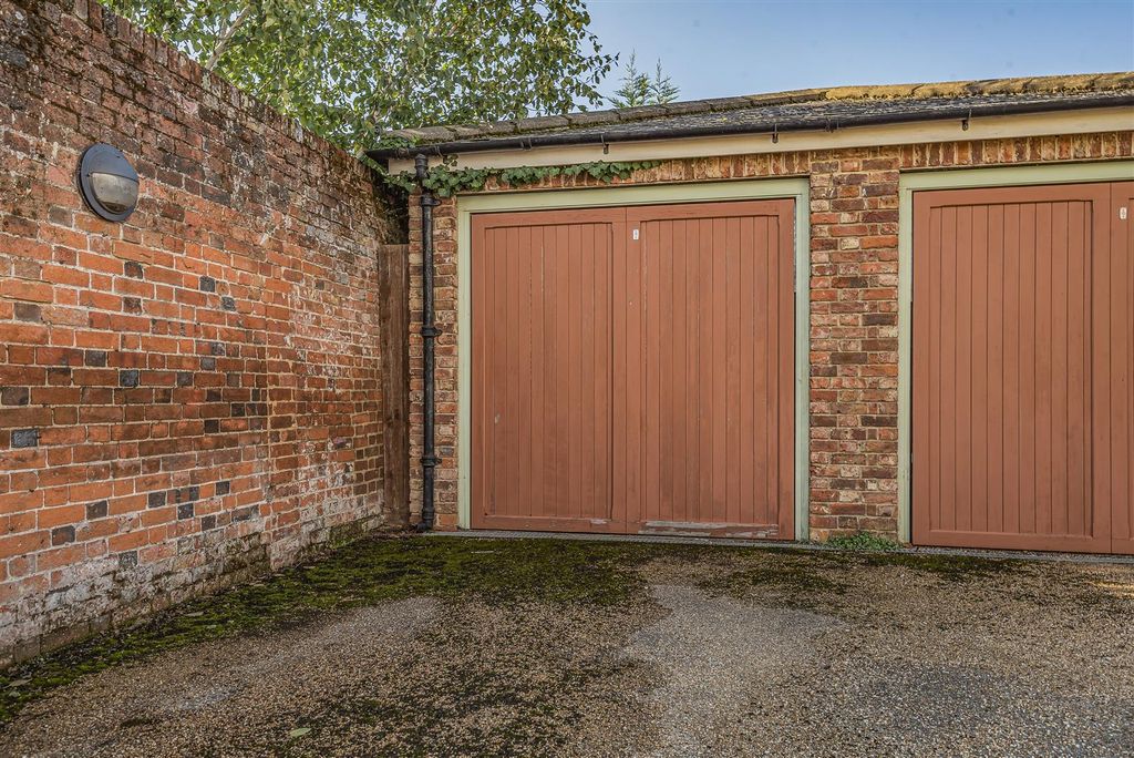 Property photo 3 of 12 Garage