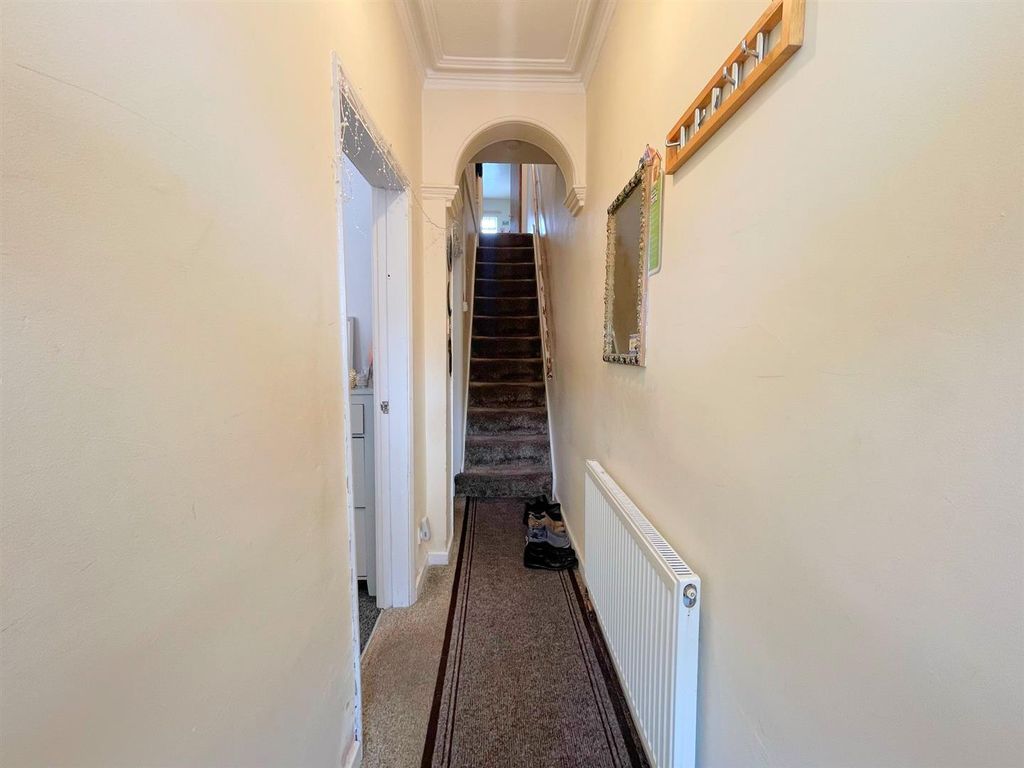 Property photo 3 of 18 Entrance Hallway