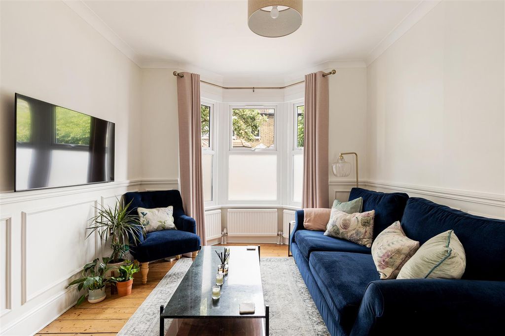 Property photo 2 of 31 Selby Road, E11