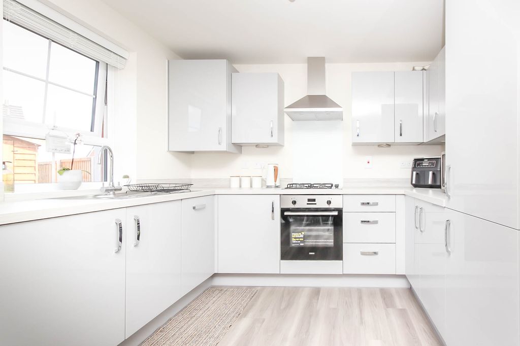 Property photo 2 of 10 Kitchen
