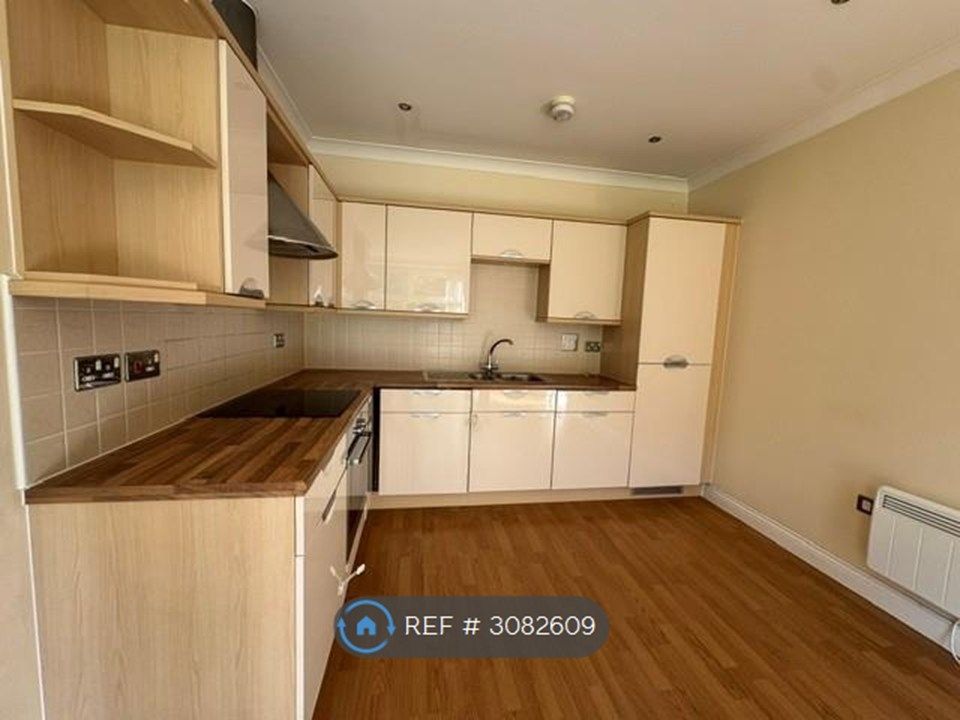Property photo 3 of 8 Kitchen