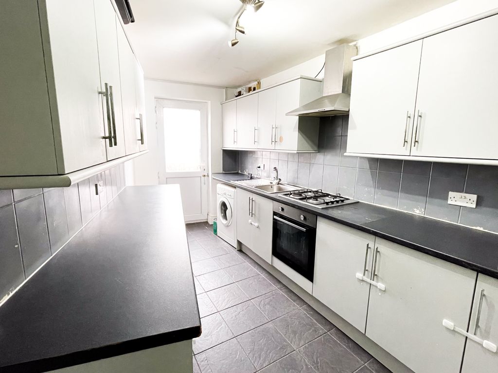 Property photo 3 of 6 Kitchen