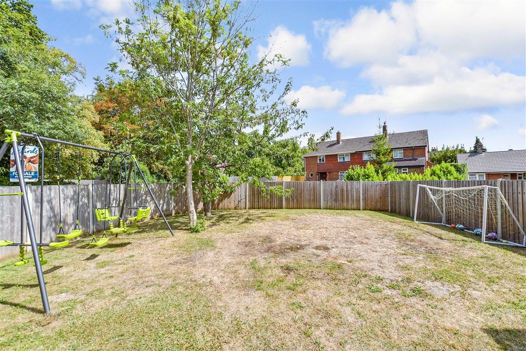 Property photo 1 of 18 Front Garden
