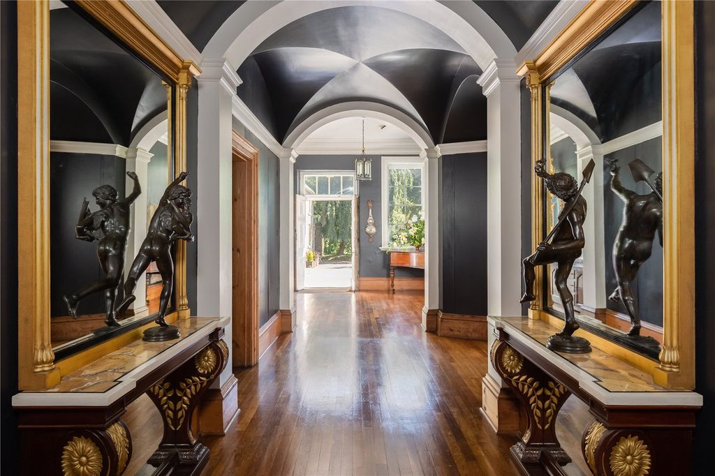 Property photo 3 of 23 Entrance Hall