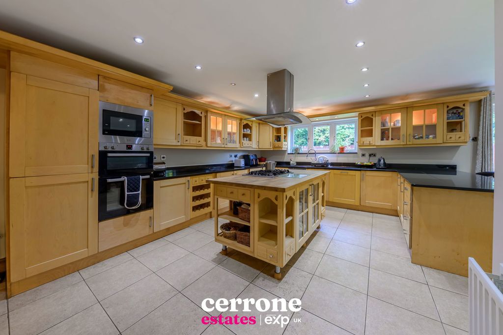 Property photo 2 of 35