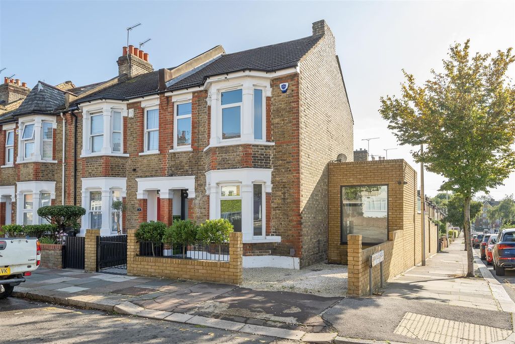 Property photo 2 of 41 Ashford Road, E18