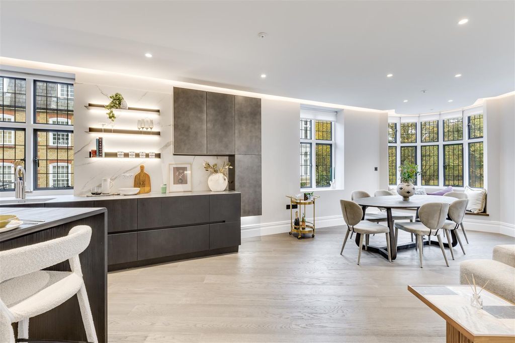 Property photo 2 of 15 St Johns Wood High Street