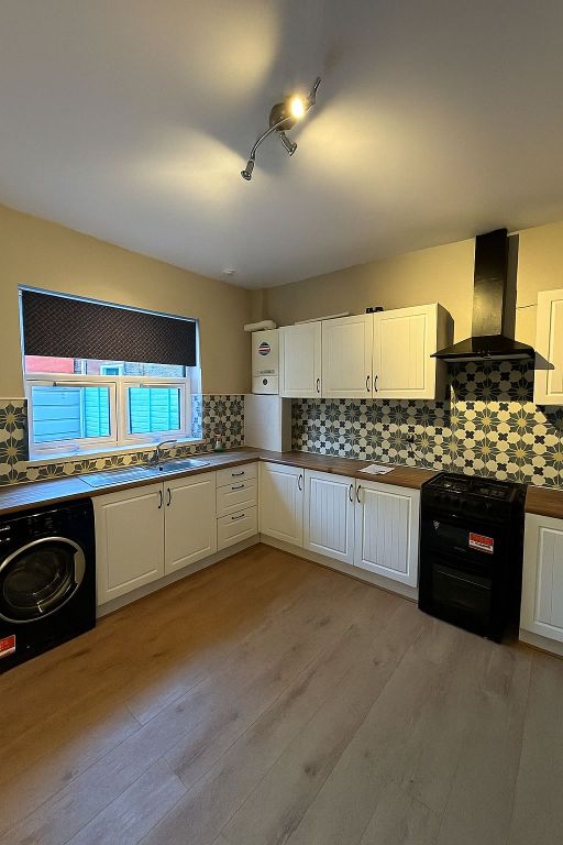 Property photo 1 of 7 Kitchen