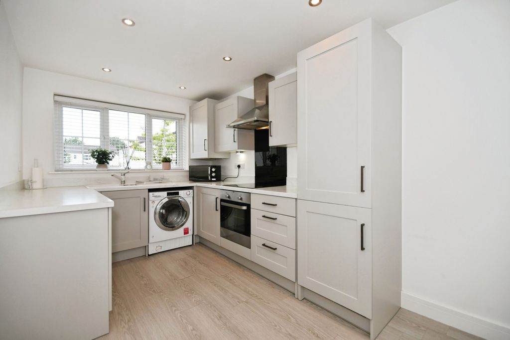 Property photo 3 of 17 Kitchen
