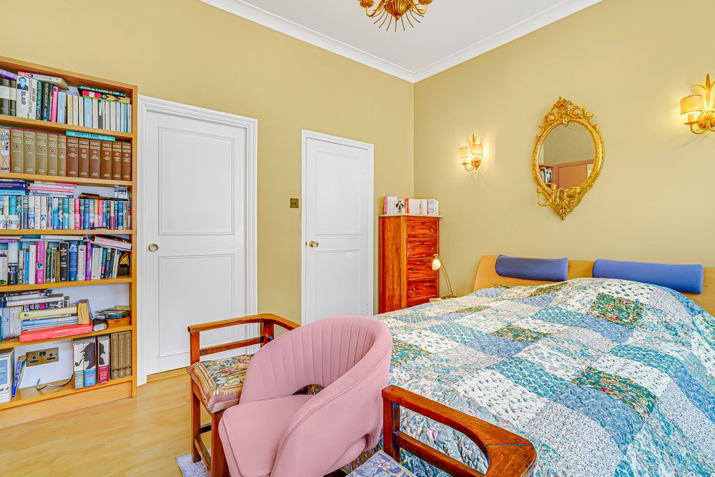 Property photo 2 of 12 Queen'sgatemews29A-36