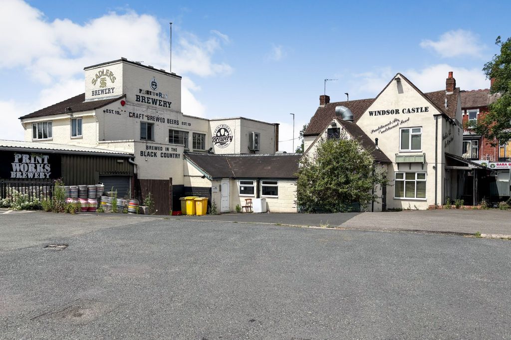 Property photo 1 of 21 The Windsor Castle, 7 Stourbridge Road, West Midlands, Dy9 7Dg