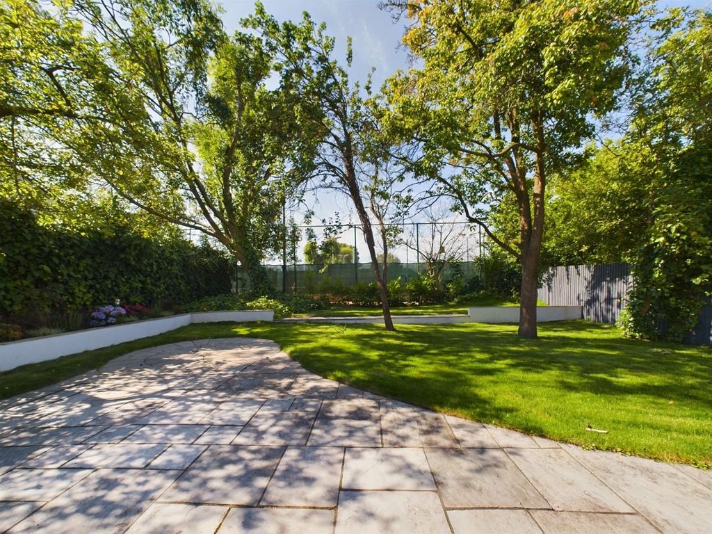 Property photo 3 of 11 Communal Garden