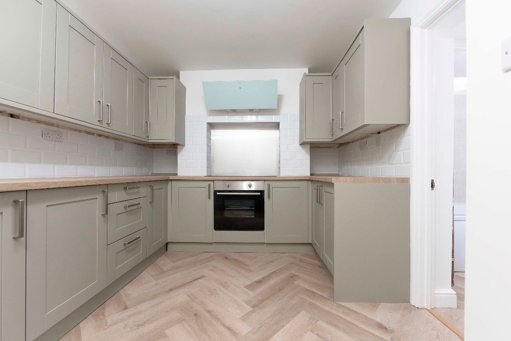 Property photo 2 of 27