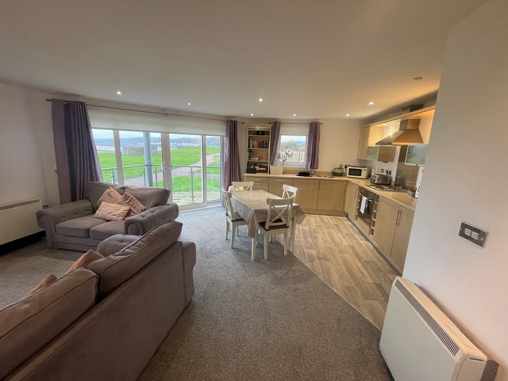 Property photo 2 of 10 Lounge
