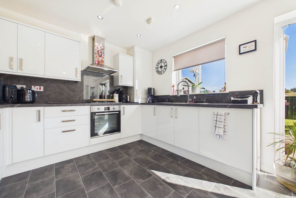 Property photo 2 of 28