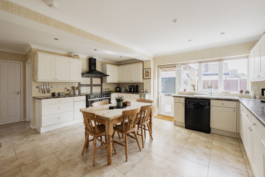 Property photo 2 of 28