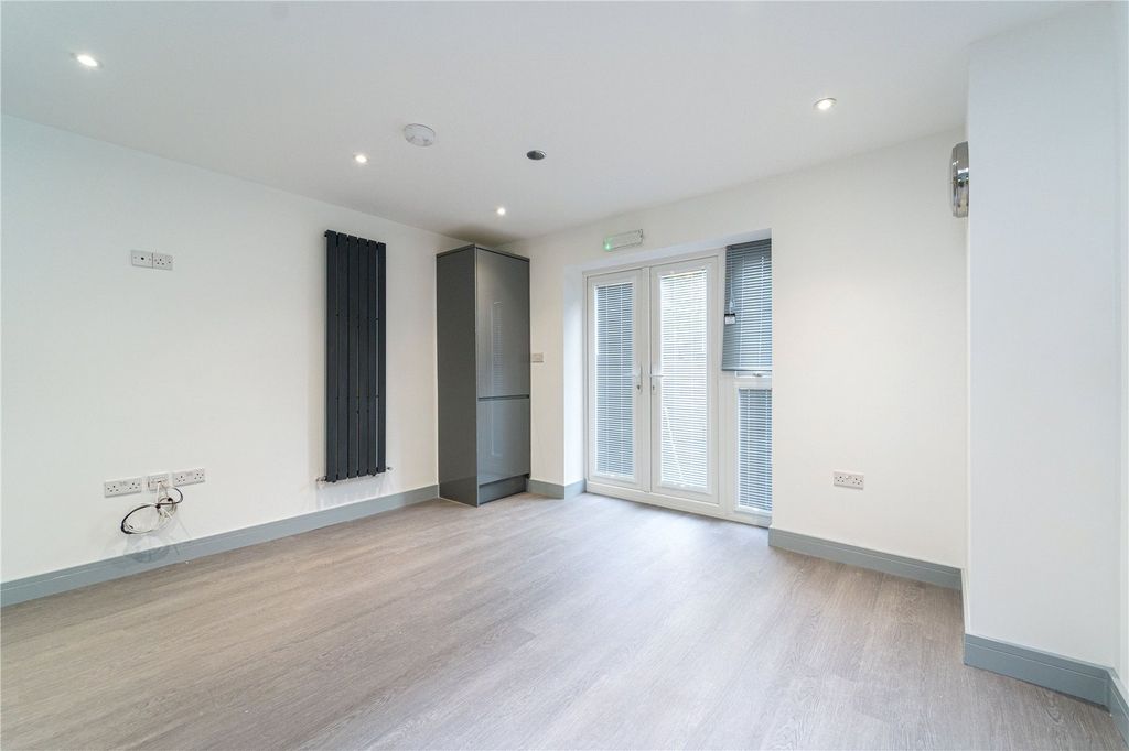 Property photo 3 of 33 Picture No. 24