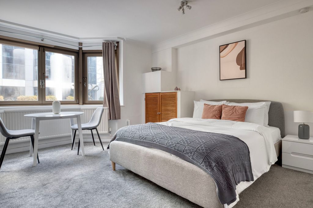 Property photo 1 of 15 Queen Size Bed