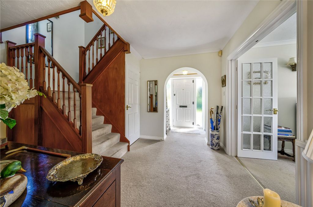 Property photo 3 of 40 Entrance Hall