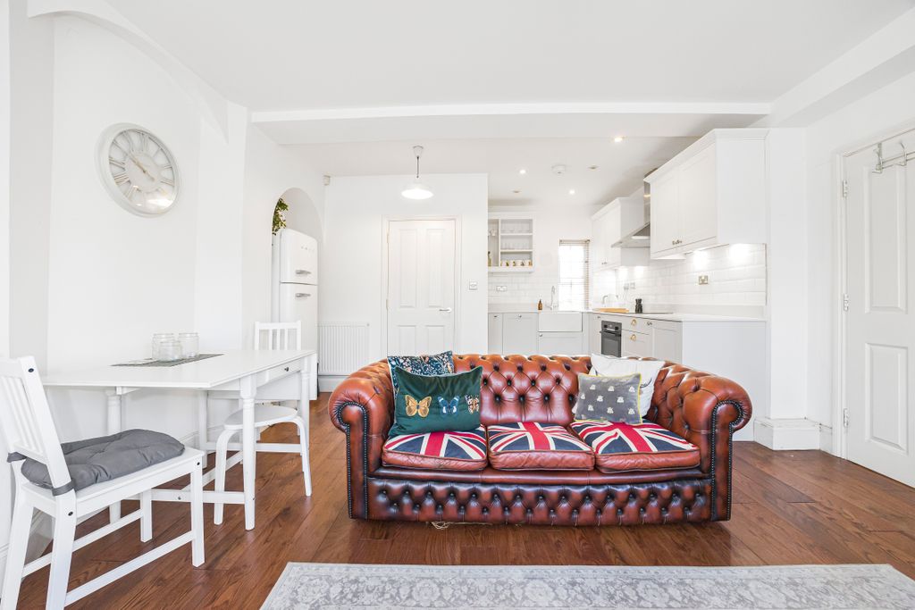 Property photo 2 of 8