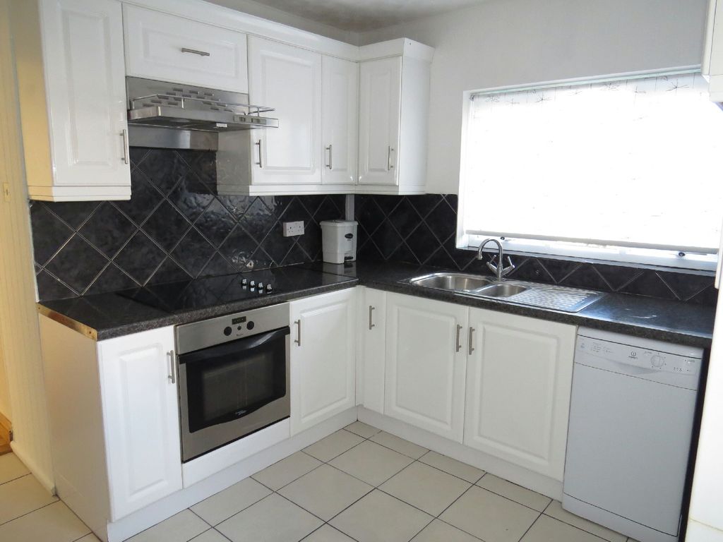 Property photo 3 of 10 Kitchen