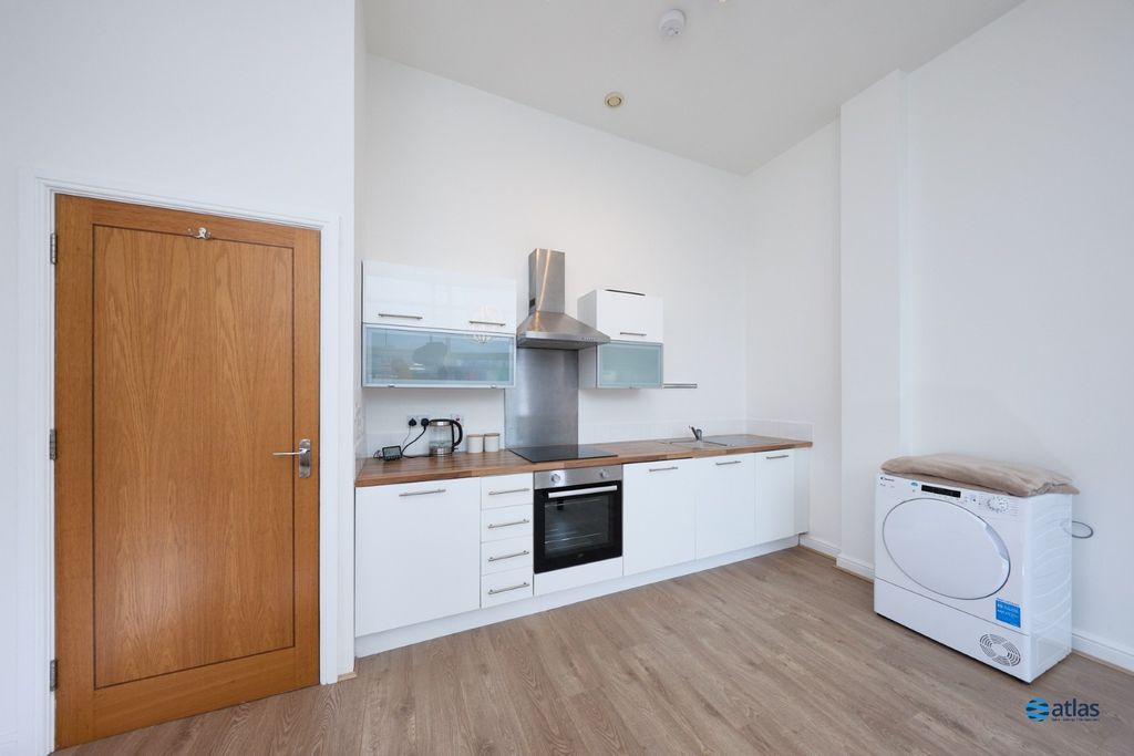 Property photo 3 of 11 Lounge/Kitchen
